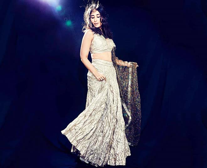 kareena kapoor crushed silver lehenga is perfect inside 