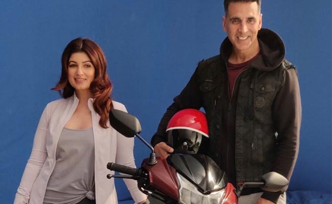 बरसात फिल्म के लिए ट्विंकल खन्ना को कौन सा अवॉर्ड मिला था? twinke khanna with akshay kumar inside
