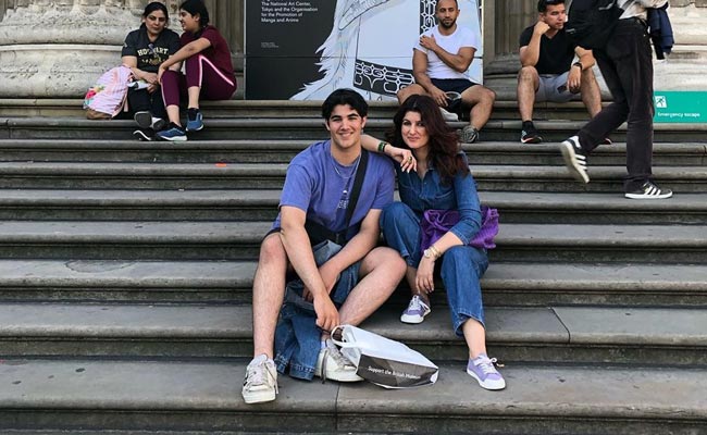 ट्विंकल खन्ना की डेब्यू फिल्म कौन सी थी। twinke khanna with son inside