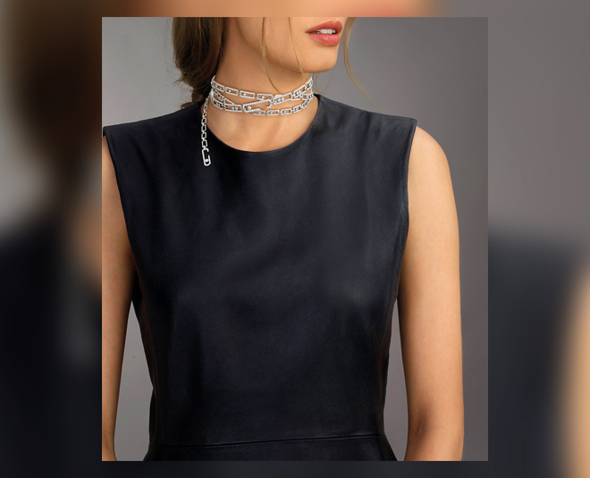 what kind of necklace suits with necklines inside 