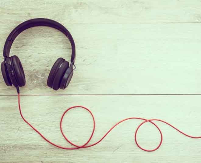 Wear Earphones, Headphones The Right Way, Here's How HerZindagi