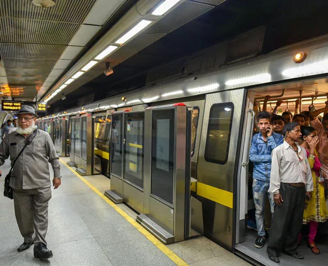 metro after lockdown social distancing