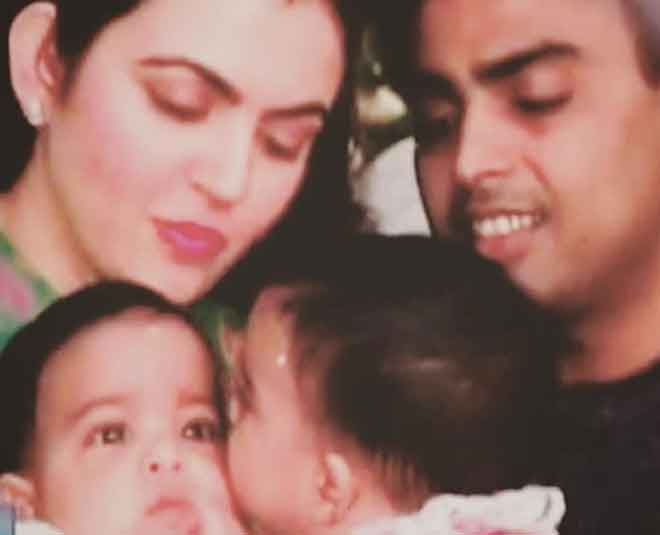 mukesh ambani with nita ambani and children