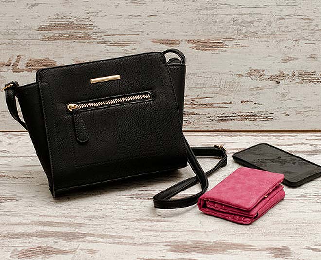 tips to organize your purse smartly inside 