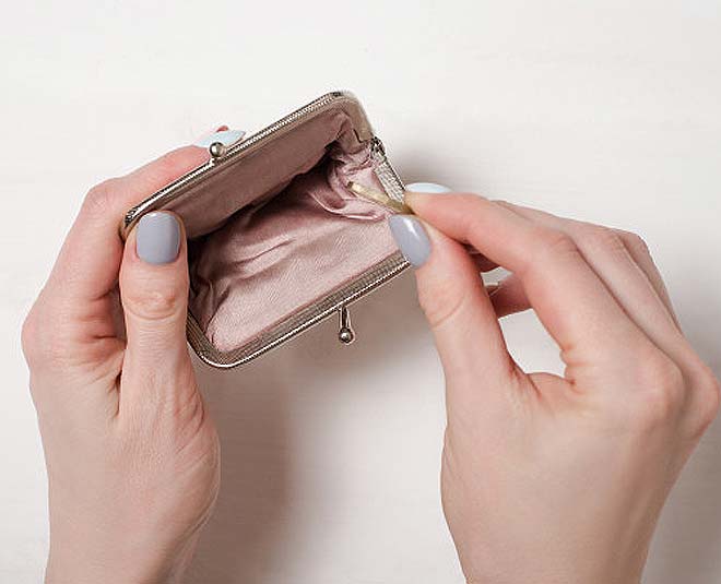 tips to organize your purse smartly inside 