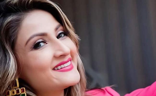 'कभी सौतन कभी सहेली' में उर्वशी सोनिया के किरदार में नजर आई थीं। इस शो की प्रोड्यूसर कौन थीं? urvashi dholakia smile