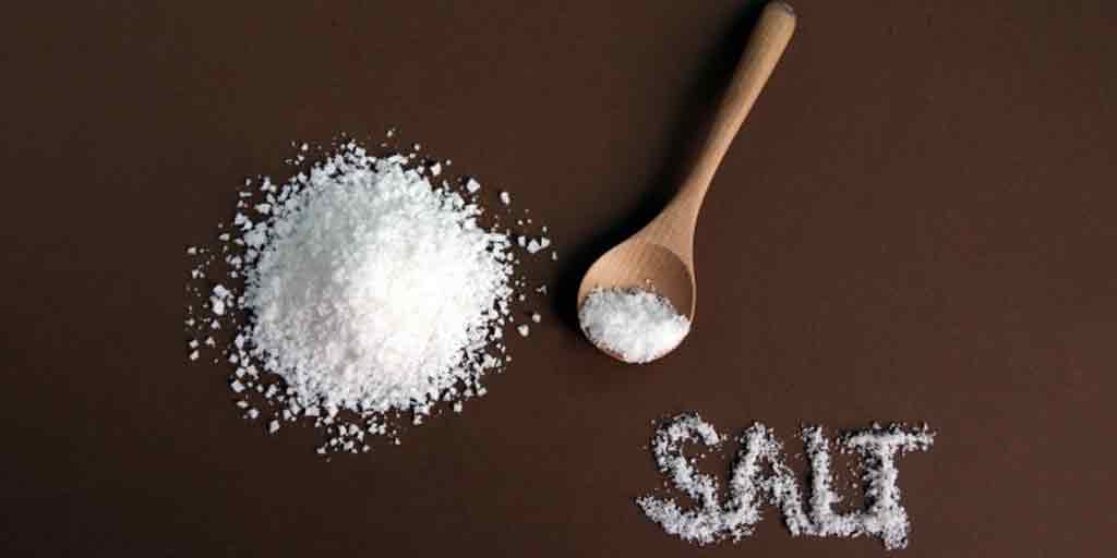 4 Mistakes While Using Salt In Food -खाने में नमक का इस्‍तेमाल करते वक् ...