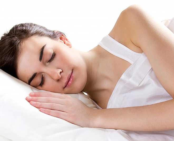 know-the-hair-and-skin-benefits-of-sleeping-on-silk-pillowcase-in-hindi