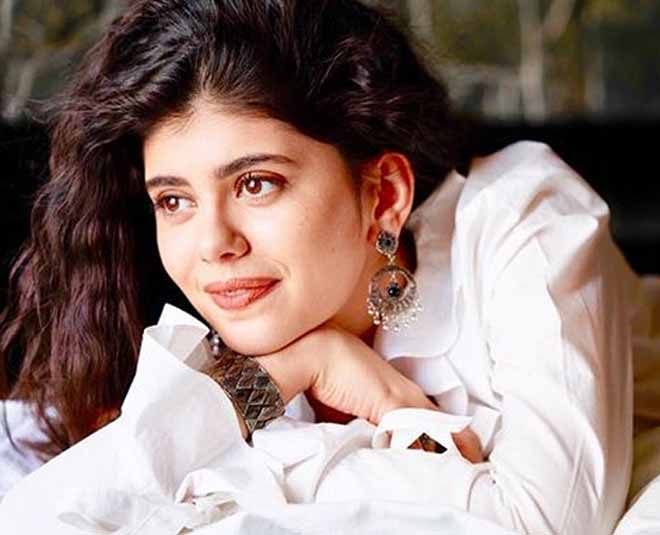 bollywood actress sanjana sanghi beauty looks inside