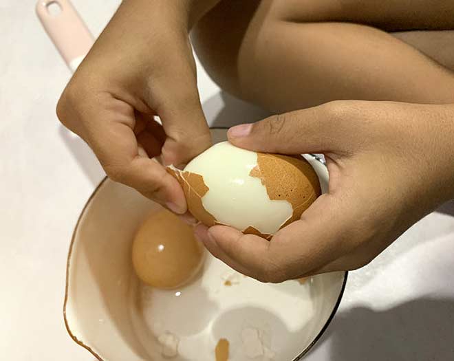 अंडों को छीलने का आसान तरीका egg kitchen hacks