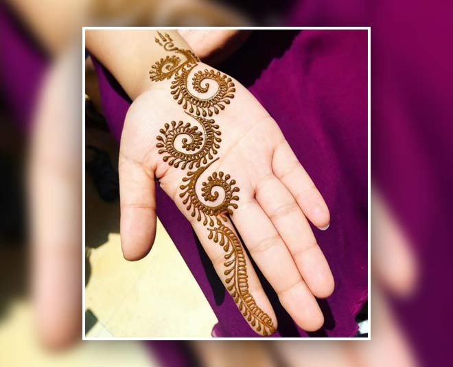 Hatho me pooja ki thali 🌜🌜🌜 Karwachauth special mehndi design Get this  mehndi design of KarvaChauth on your hands❤️ And tag... | Instagram