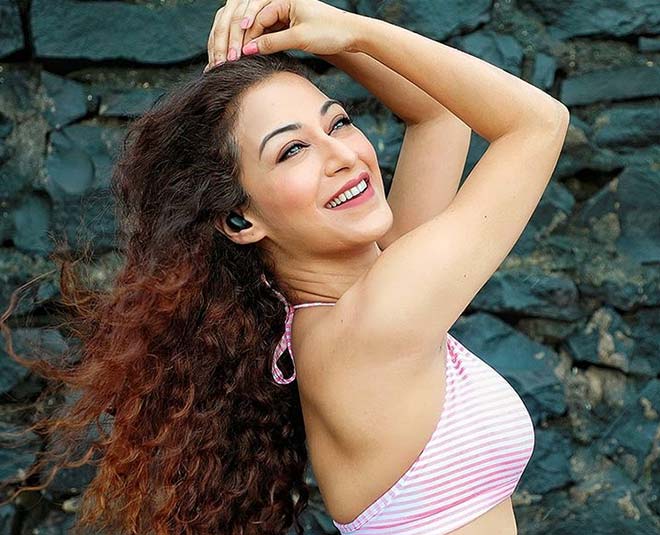 स्टाइलिश है सुनैना sunayana fozdar new anjali bhabhi inside