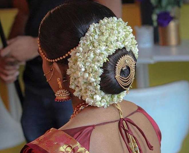 फूलों के गजरे के साथ जूड़ा gajra bun