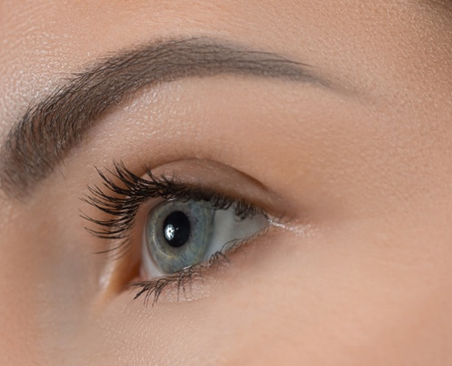 स्ट्रक्चर्ड ब्रो मेकअप ट्रेंड inside structured brow makeup