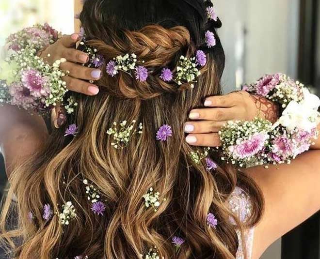 फूलों से सजे ओपन कर्ल्स open curls