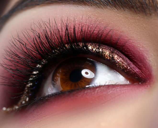 रेड स्मोकी आई मेकअप ट्रेंड red smokie eye