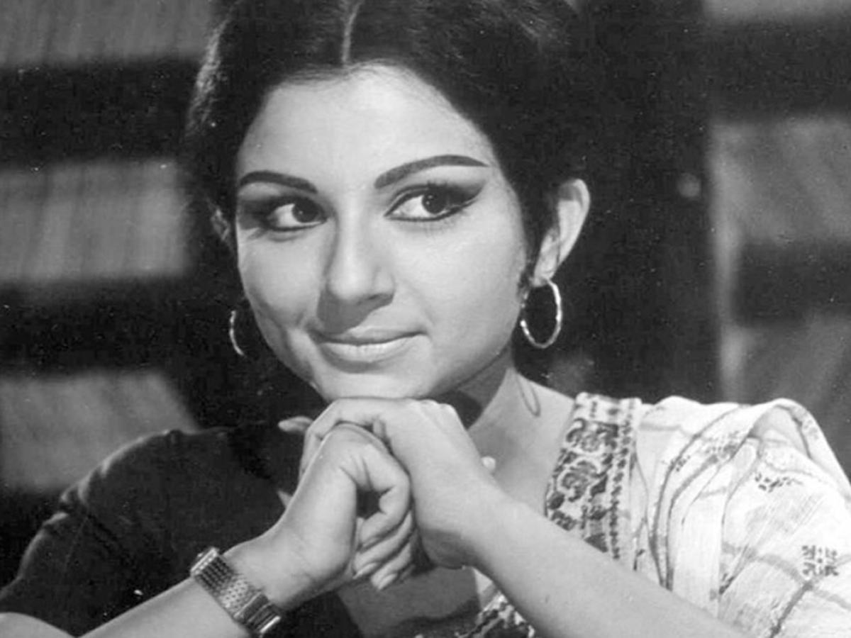 Birthday Special: Sharmila Tagore's Iconic Looks That Set A Trend Only To  Make A Comeback & How! | HerZindagi