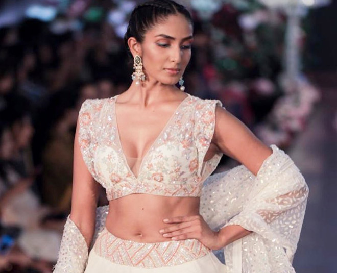 deep neck blouse neck makeup