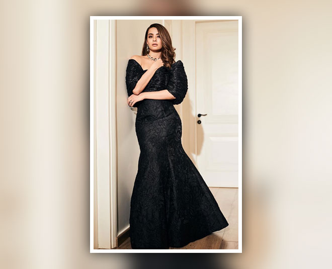 priyanka urvashi surveen chawla who wore best black gown INSIDE 