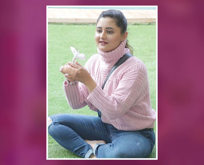 जींस के साथ हाई नेक स्वेटर का कॉम्बिनेशन rashami desai high neck