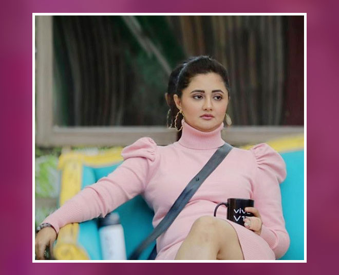 पफ्ड स्लीव्स वाली हाई नेक ड्रेस rashami desai in bigg boss house
