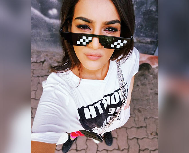 ब्लैक एंड व्हाइट गॉगल्स tv actress priyanka purohit stylish goggles inside