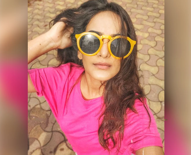 येलो राउंड ग्लासेज tv actress priyanka purohit stylish goggles inside
