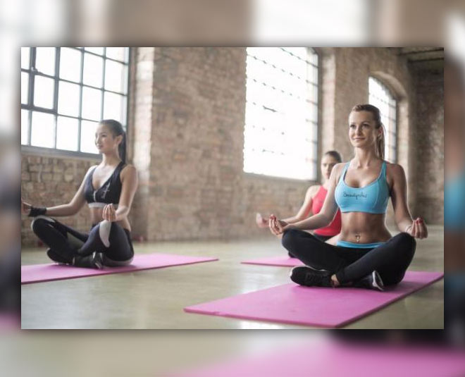 postura de yoga para remediar el dolor de piernas