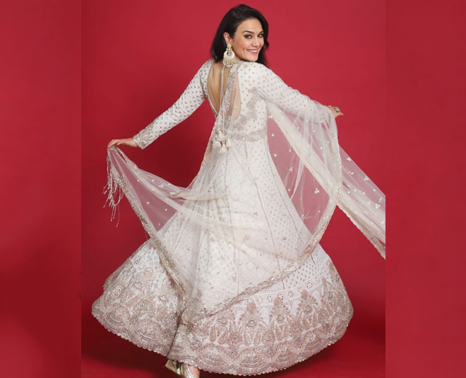 preity zinta party wear white lehenga