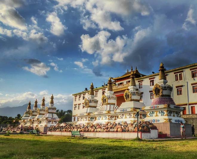 Beautiful and Serene travel destination places ber inside 