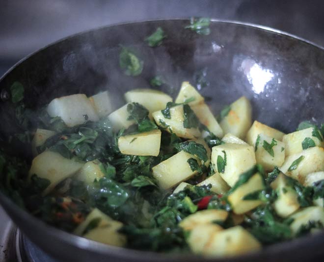 4 foods you must avoid cooking in an iron pan or kadhai