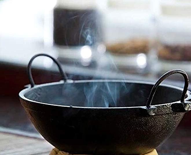Iron Kadhai Cooking Tips: Never Cook These 4 Foods In It | Herzindagi