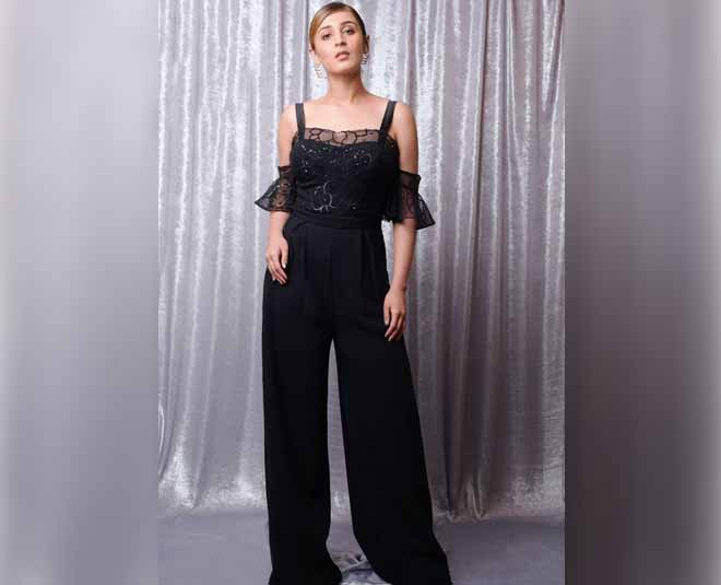 dhvani bhanushali style fashion inside