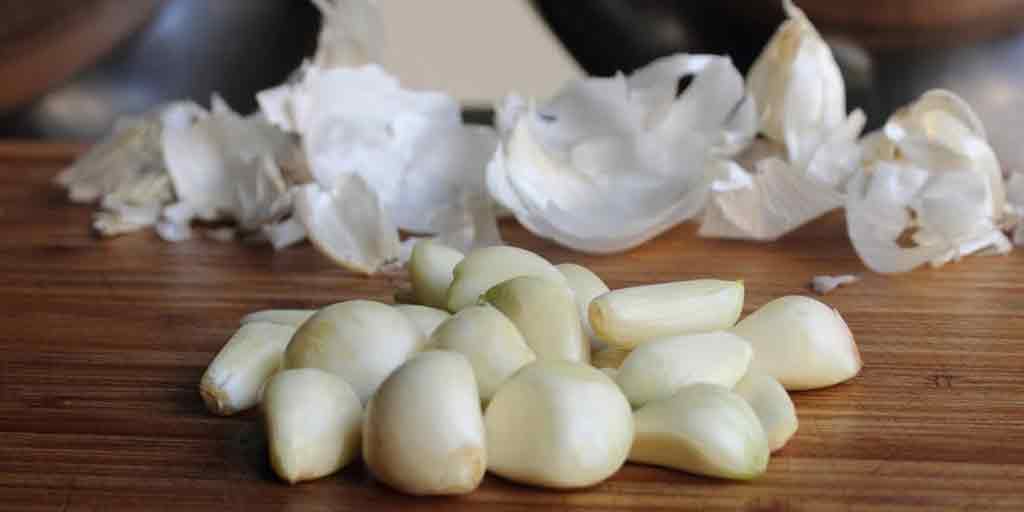 Garlic Kitchen Hacks 5 Easy Tips To Store Peeled Garlic From 1 Week To