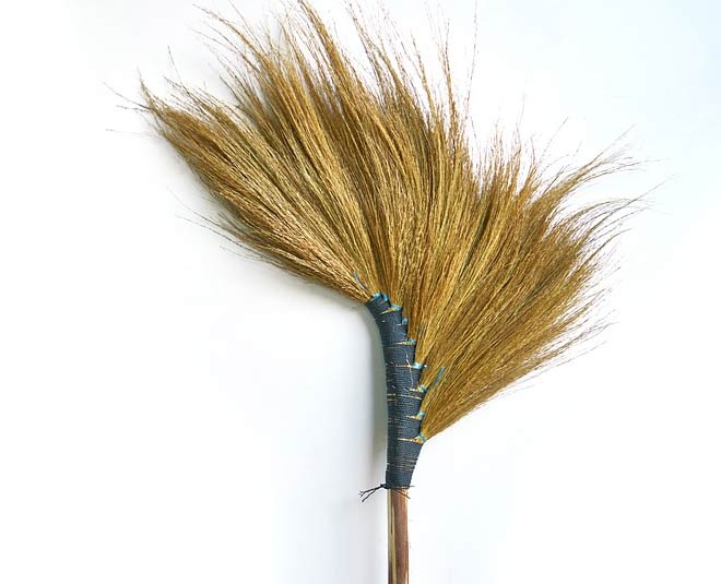 keep  broom  at  home to  invite  goddess  lakshmi