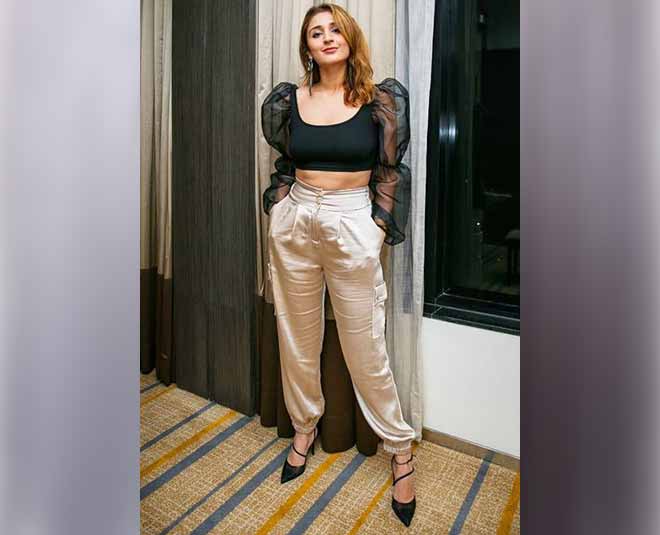 singer dhvani bhanushali stylish looks inside