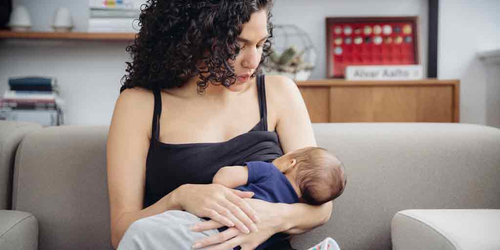 Know About Wearing Bra During Breastfeeding ब्रेस्‍टफीडिंग के दौरान किस तरह की ब्रा पहननी चाहिए 1806