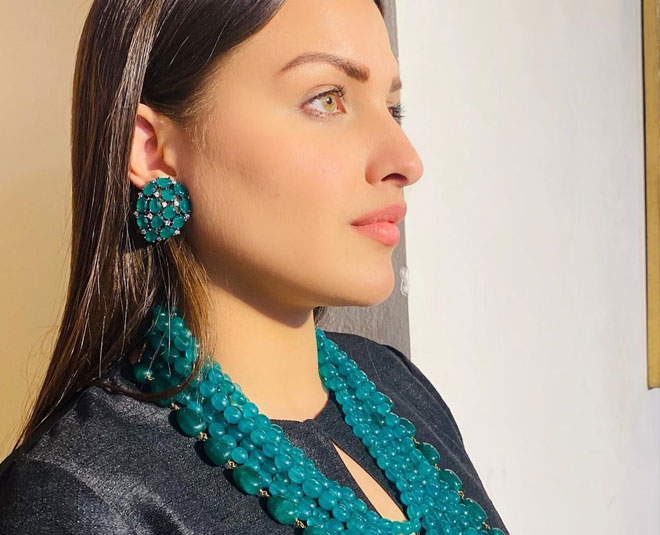 himanshi khurana accessories inside 