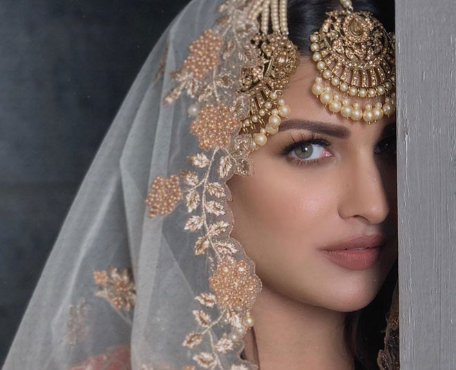 himanshi khurana accessories inside 