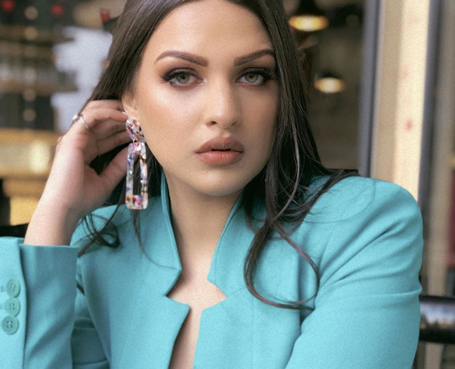 himanshi khurana accessories inside 