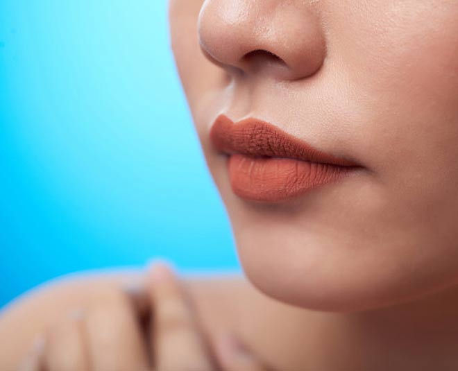 know some tips makeup on lips to hide its traces inside 
