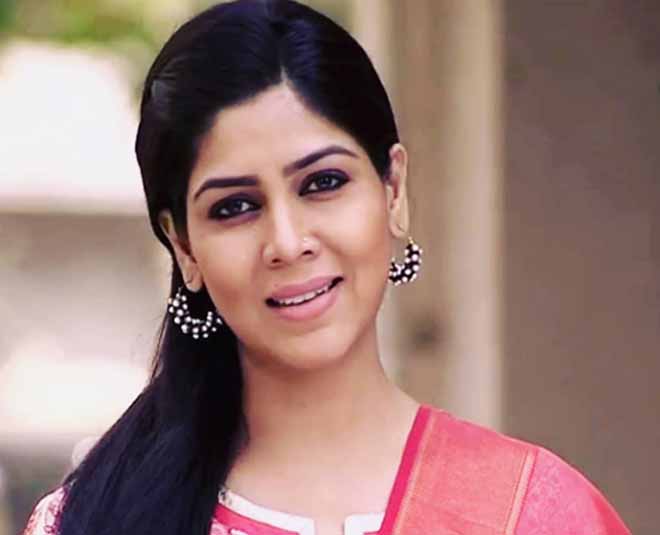 पिंक सूट में क्लासी लुक sakshi tanwar classy look