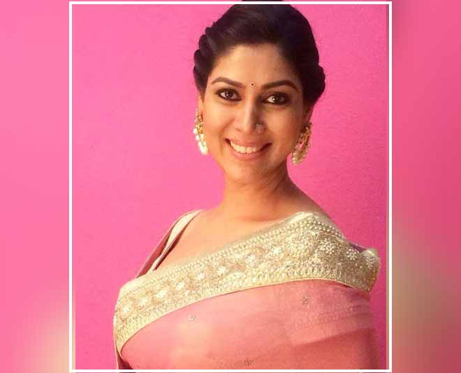 गोल्डन बॉर्डर वाली पिंक साड़ी sakshi tanwar ethnic look