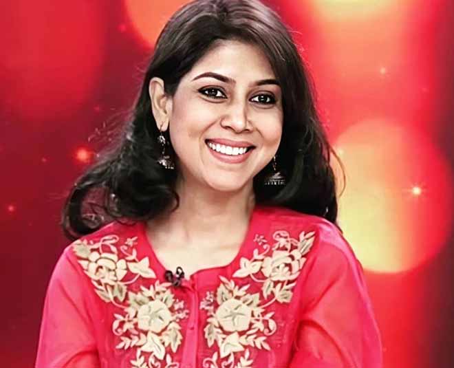 फ्लोरल एंब्रॉएड्री वाली रेड ड्रेस sakshi tanwar red suit