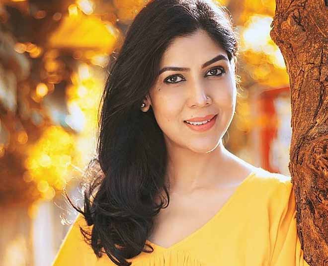 येलो ड्रेस में खिला-खिला रूप sakshi tanwar yellow dress