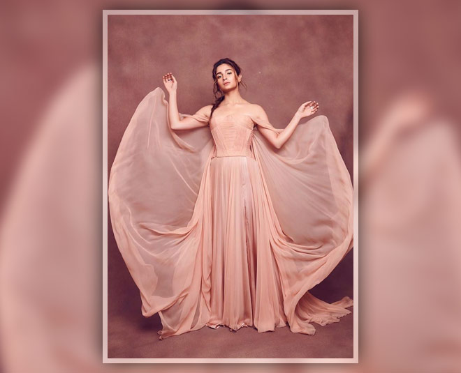 लाइट ब्राउन कलर का गाउन alia bhatt glamorous look