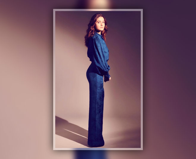 डेनिम ड्रेस वाला लुक alia bhatt in blue dress
