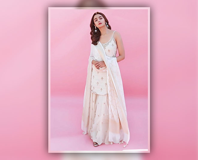 ऑफ व्हाइट शरारा alia bhatt in lehenga