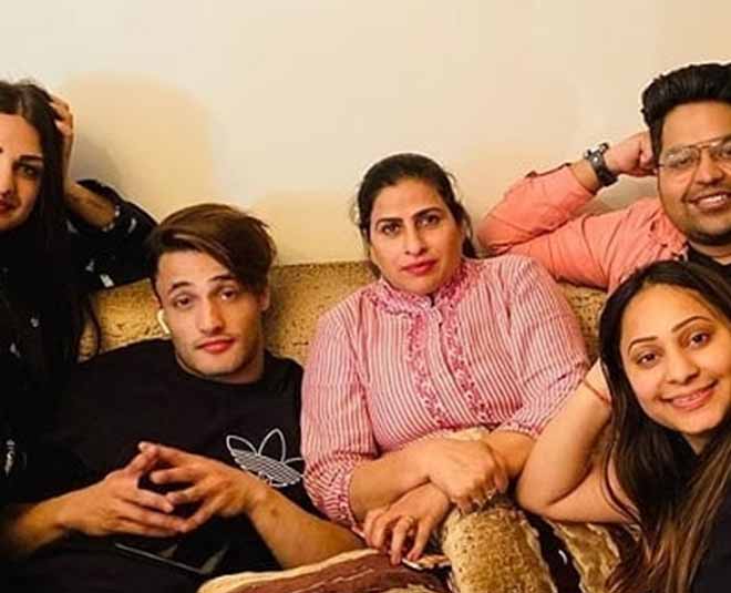 bigg boss  himanshi khurana mother