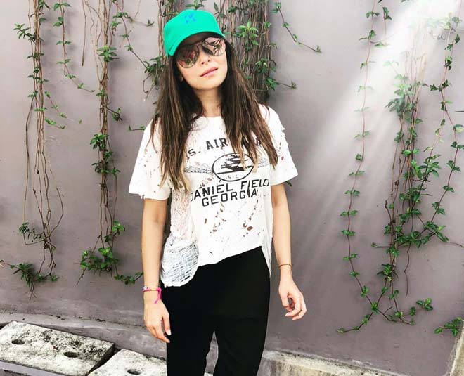 bollywood singer  kanika kapoor Inside